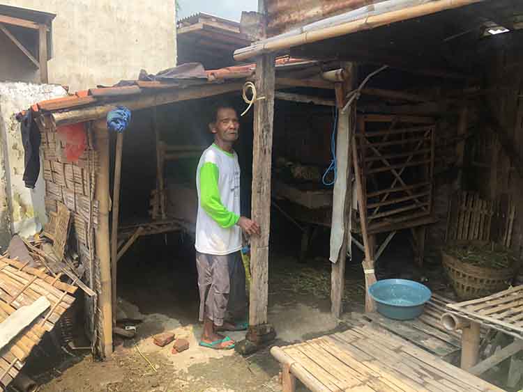 LOKASI KEJADIAN: Toli, menunjukkan lokasi terakhir kambingnya sebelum raib dimaling, Rabu (29/1).