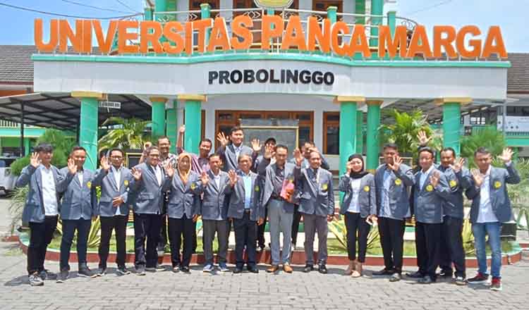 CALON MAGISTER: Sejumlah mahasiswa pascasarjana UPM Probolinggo berfoto bersama Rektor Prof. Dr. Ir. R. Abdul Haris, M.M., dan Kaprodi Magister Manajemen Dr. Amirullah serta civitas program pascasarja