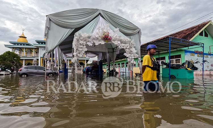 TERPAKSA DITUNDA: Hajatan pernikahan di Dusun Kedung Bendo, Rejoso Lor, terpaksa ditunda karena kawasan setempat terendam banjir. (Mokhamad Zubaidillah/ Radar Bromo)