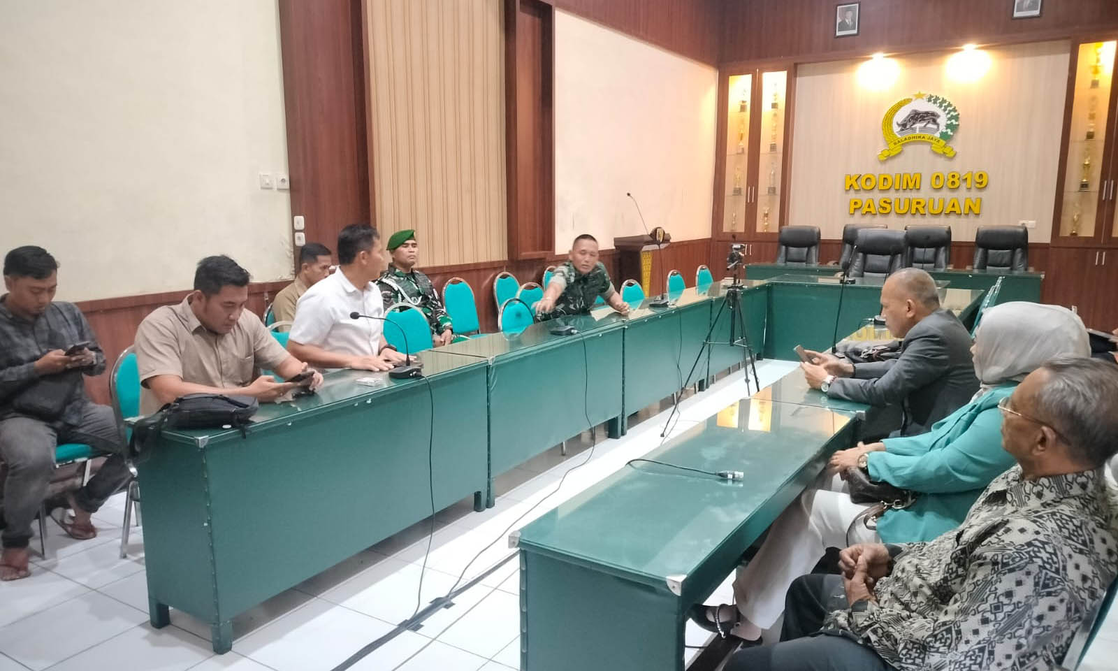 GELAGAT MENIPU: Terduga pelaku (kanan) dimintai keterangan oleh Kodim 0819, Kamis (30/1) lalu.