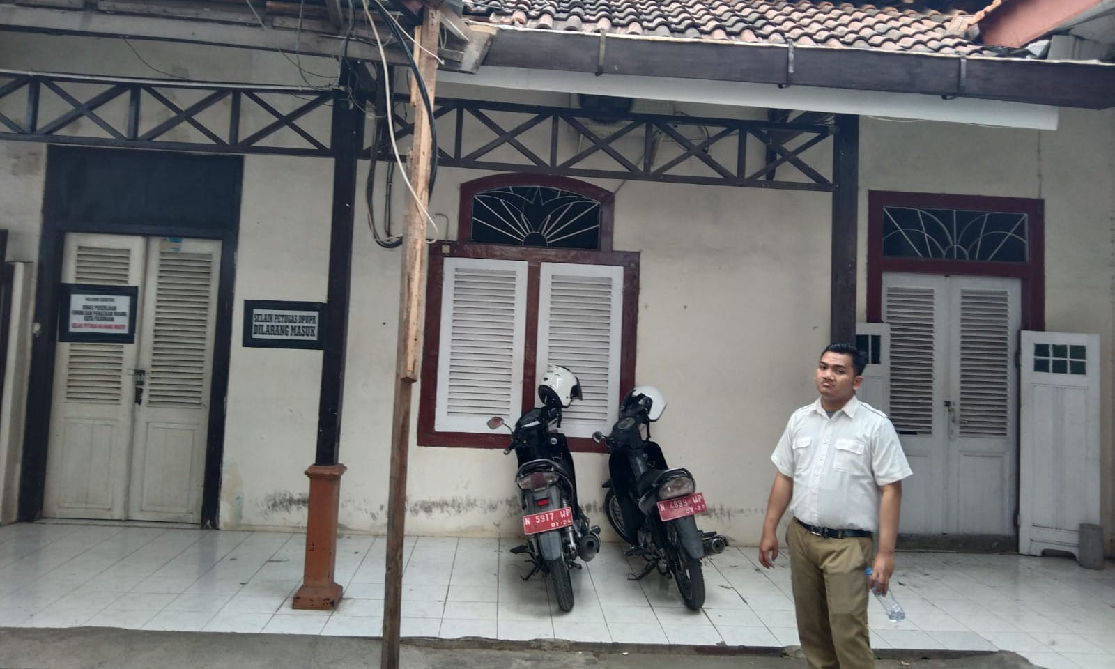 BUTUH PERBAIKAN: Staf Dinas PUPR Kota Pasuruan saat menunjukkan kantornya. Kantor tersebut dianggap butuh penanganan karena sudah rusak.