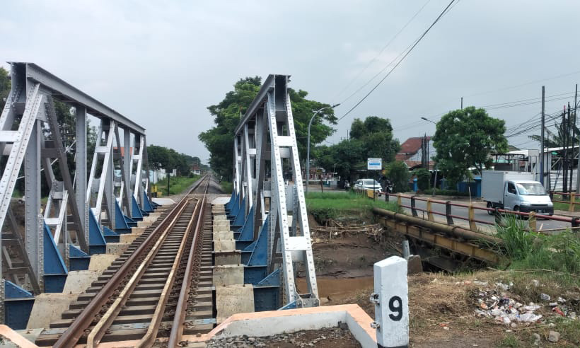 AMAN DILINTASI: Salah satu jembatan perlintasan KA yang berada di atas sungai wilayah Pasuruan. Jembatan setempat, diklaim aman untuk dilintasi kereta api.