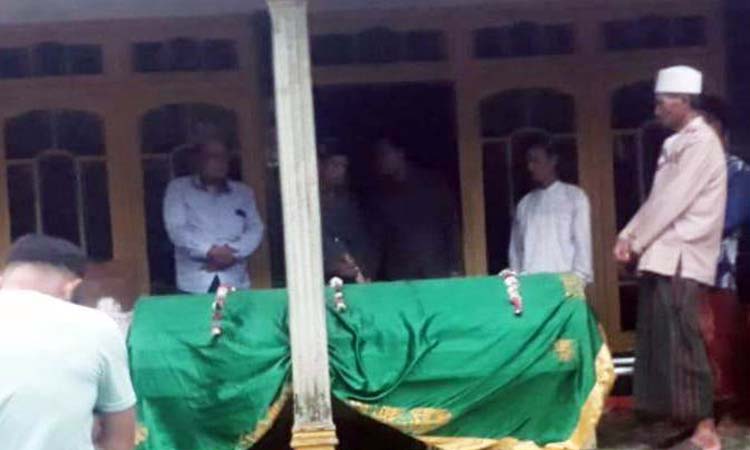 Jenazah Dolalim saat hendak dikebumikan.