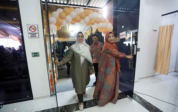 MASIH BARU: Owner Klinik Utama Rawat Jalan Afara dr. Maria Diah Zakiah (kanan) ketika kali pertama membuka pintu Klinik Afara didampingi Kepala Dinas Kesehatan, Pengendalian Penduduk dan Kelurga Beren