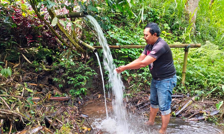 SEGAR: Kepala Desa Andonosari, Kecamatan Tutur, Akhmad Pujianto saat menikmati kesegaran dari Sumber Gentong. Air sumber setempat juga dipercaya bisa menjadi obat dan membuat awet muda.