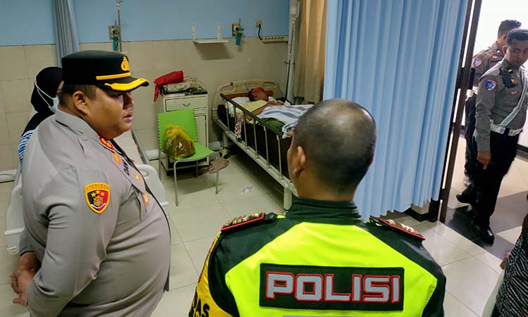 TINJAU: Kapolres Pasuruan AKBP Jazuli Dani Iriawan (kiri) saat meninjau salah satu korban kecelakaan maut Bus Brimob di RS Malang. (Polres Pasuruan for Radar Bromo)