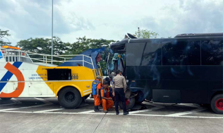 Kondisi Bus Brimob yang alami kecelakaan tunggal di Tol Pandaan-Malang, Purwodadi, Kabupaten Pasuruan saat hendak dievakuasi. (Istimewa)