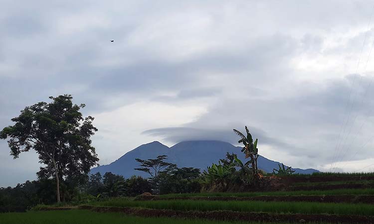 Kawasan Gunung Penanggungan saat dipotret dari Dusun Sumberpiji, Desa Sumberkembar, Pacet, Mojokerto, Selasa (28/1). (Famy Decta for Radar Bromo)