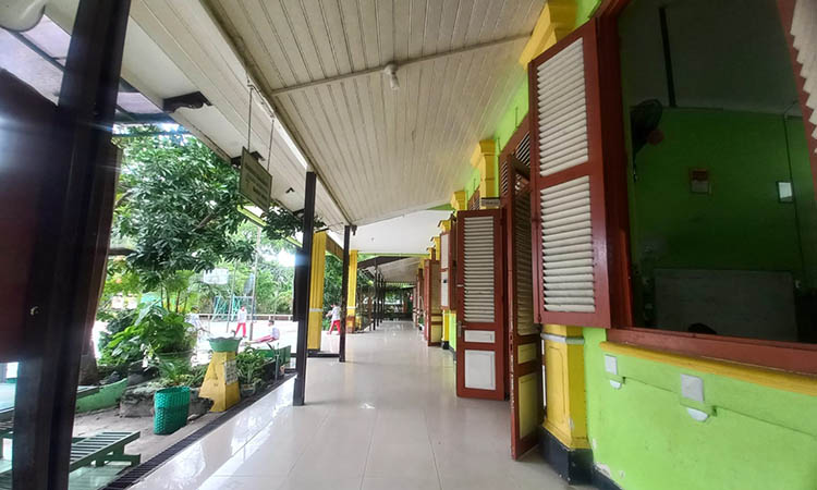 KOKOH: Plafon kayu dan jendela krepyak kayu berukuran besar di ruang kelas 9.4, 9.5, 9.6, dan 9.7 SMP Negeri 1 Kota Probolinggo tampak kokoh hingga sekarang.