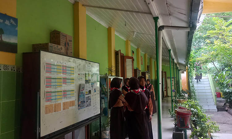 RAMAI: Sejumlah murid SMP Negeri 1 Kota Probolinggo saat melintasi teras belakang ruang kelas 9.4, 9.5, 9.6, dan 9.7.