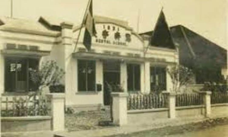 KUNO: Gedung sekolah Cina atau Hollandsch Chineesche School (HCS) Kota Probolinggo yang berada di Jalan dr Mohamad Saleh. Bangunan tersebut kini dijadikan SMP Negeri 1 Kota Probolinggo.