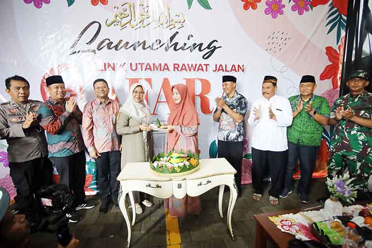 TUMPENG PERTAMA: Pemilik Klinik Afara dr. Maria Diyah Zakiyah, Sp.OG., M.H., memberikan potongan tumpeng peresmian Klinik Utama Rawat Jalan Afara kepala Kepala Dinkes P2KB dr. Nurul Hasanah Hidayati.