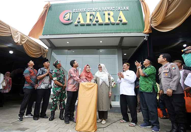 DIRESMIKAN: Penanggung Jawab Klinik Afara dr. Intan Sudarmadi, Sp.N., M.H. bersama Pemilik Klinik dr. Maria Diyah Zakiyah, Sp.OG., M.H., dan Kepala Dinkes P2KB dr. Nurul Hasanah Hidayati meresmikan Kl