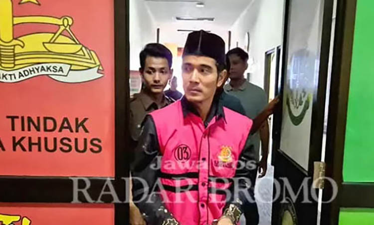 TERSANGKA: Erwin Setiawan alias ES yang berstatus Pegawai Tidak Tetap (PTT) di Dinas Pendidikan dan Kebudayaan Kabupaten Pasuruan saat dikeler ke tahanan.