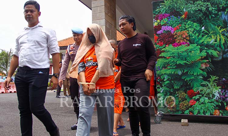 Petugas saat mengeler empat tersangka penipuan modus makan bergizi gratis, Senin (3/2). (Mokhamad Zubaidillah/ Radar Bromo)