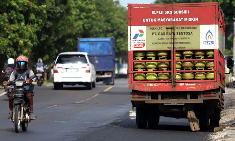 Salah satu truk pengangkut elpiji 3kg alias elpiji melon saat mendistribusikan elpiji di Kota Probolinggo. (Zainal Arifin/ Radar Bromo)