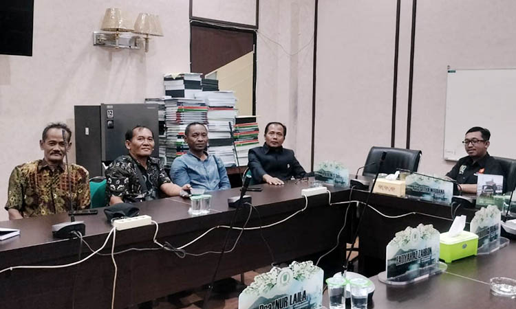 MINTA DUKUNGAN: Dodi Suryanto bersama rekan-rekannya saat menyampaikan aspirasinya ke Komisi II DPRD Kabupaten Pasuruan.