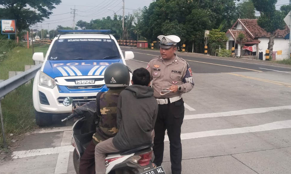 MELANGGAR: Pengendara motor terjaring penindakan pelanggaran kasat mata di ruas jalan Kecamatan Gending.