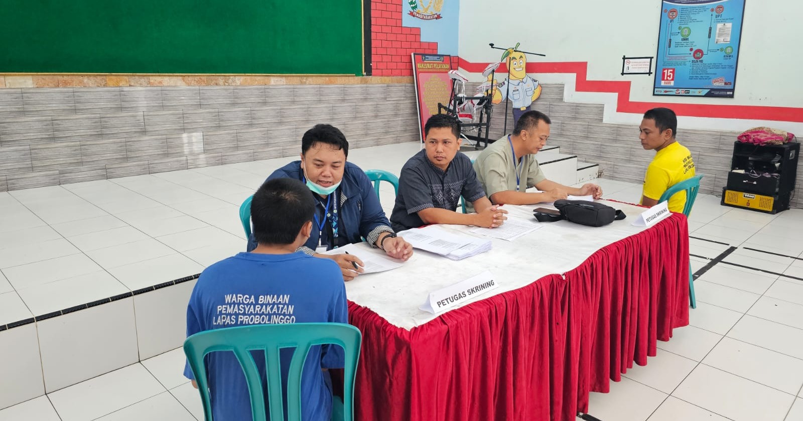SKRINING: Petugas Lapas Kelas IIB Probolinggo menskrining sejumlah warga binaan dibantu tenaga kesehatan medis, Sabtu (18/1).