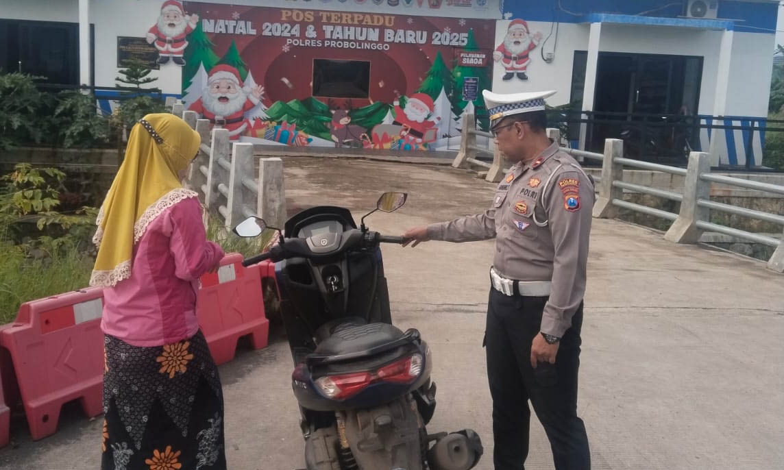 MELANGGAR: Pengendara motor terjaring penindakan pelanggaran kasat mata di ruas jalan Kecamatan Gending.