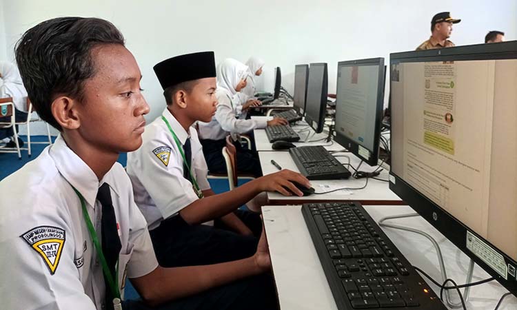 Sejumlah siswa SMPN 1 Kraksaan saat mengikuti pembelajaran komputer. SMPN 1 Kraksaan jadi salah satu sekolah yang menerapkan 5 hari sekolah.