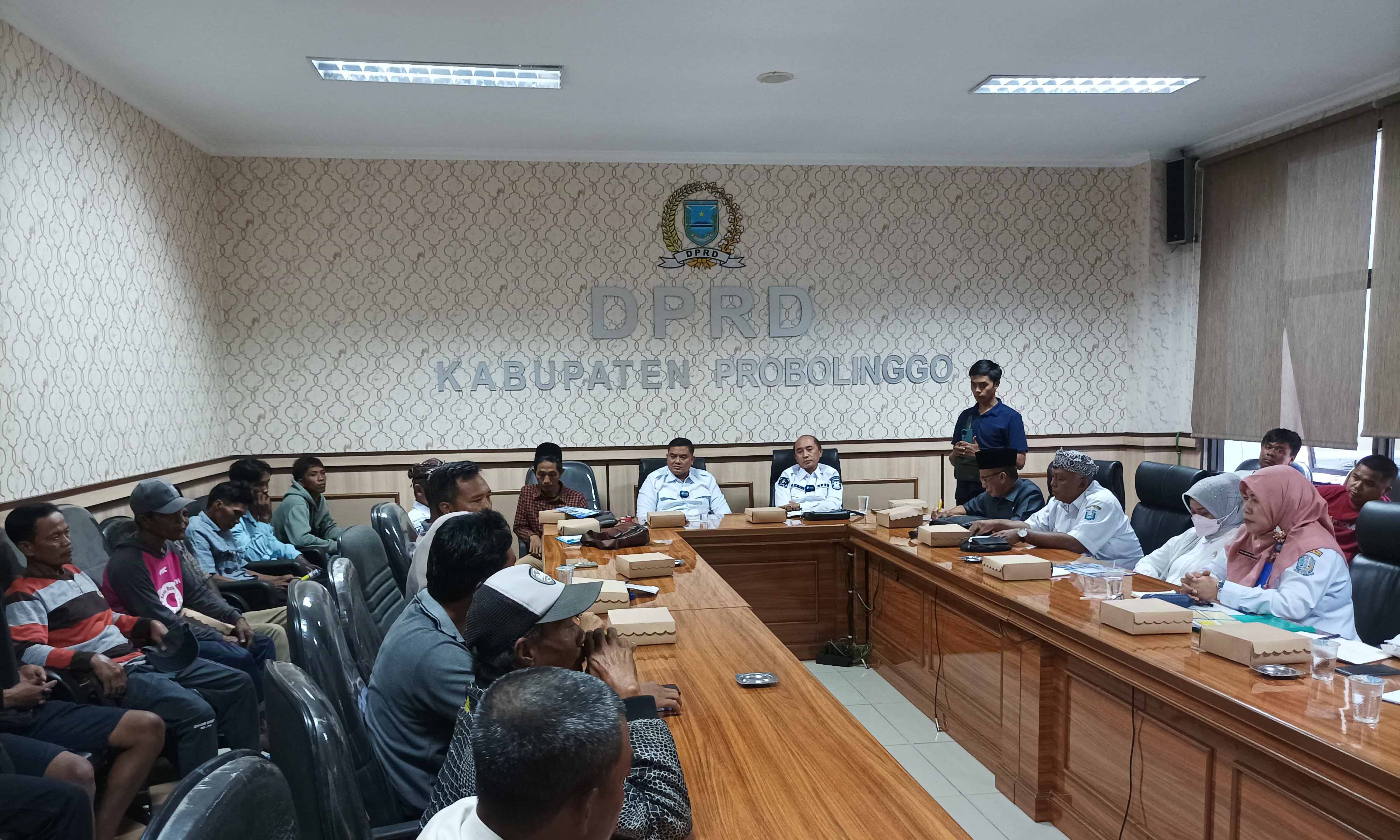 DENGAR PENDAPAT: Nelayan saat melakukan hearing bersama komisi II DPRD Kabupaten Probolinggo, Rabu (5/2).