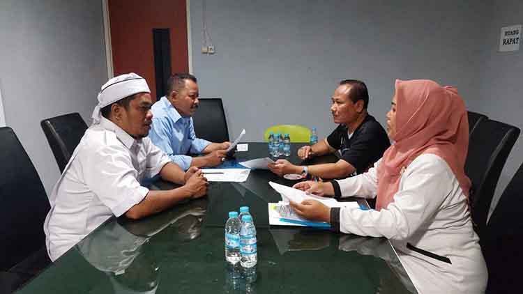 PERWAKILAN: Noer Fatchur dan Suhartono mewakili Sugeng Nufindarko mengambil formulir pendaftaran calon ketua KONI Kota Probolinggo, Rabu (6/2).