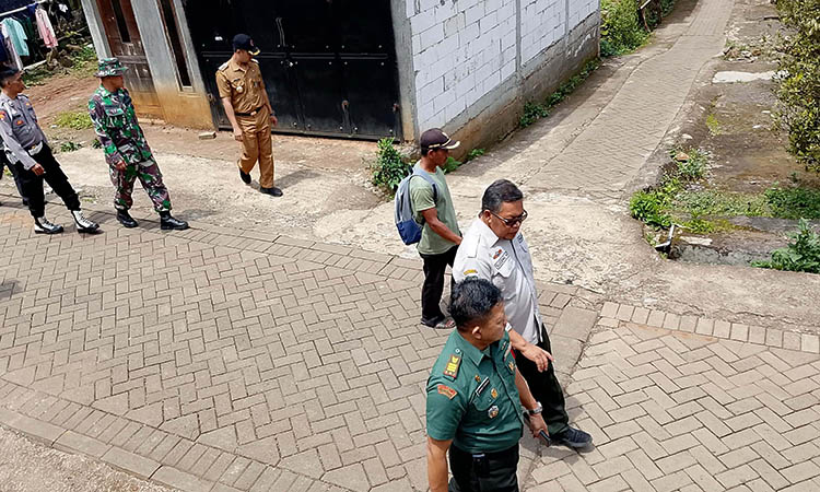 KOORDINASI: Kalaksa BPBD Kabupaten Pasuruan, Sugeng Hariyadi saat berkoordinasi dengan Muspika Purwodadi berkaitan dengan bencana di Dusun Sempu, Desa Cowek, Kecamatan Purwodadi.