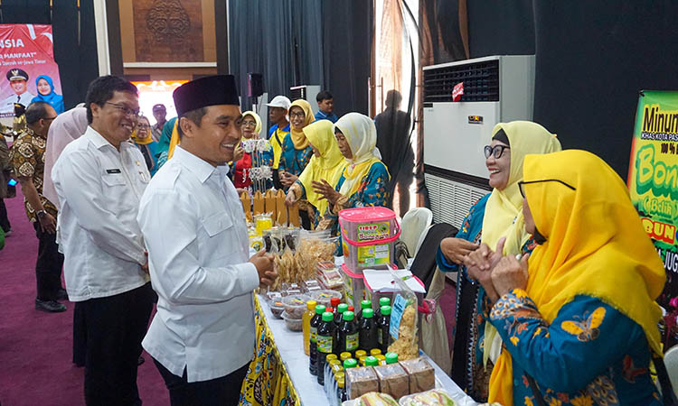 TINJAU: Wali Kota Pasuruan Adi Wibowo ditemani Kepala Dinas Sosial Kota Pasuruan Kokoh Arie Hidayat saat meninjau Bazar UMKM hasil karya produk Lansia.