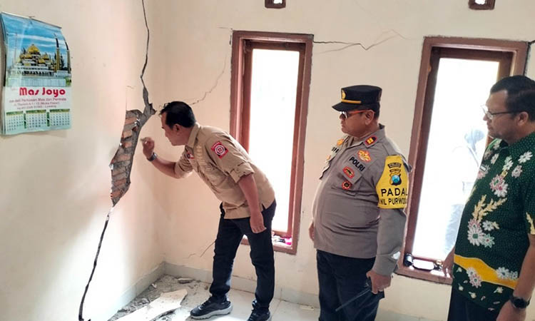 RETAK: Salah satu rumah warga yang retak. Hal itu sangat membahayakan.