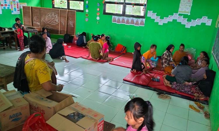 PENGUNGSIAN: Ruang SDN Cowek II yang digunakan untuk tempat warga mengungsi.