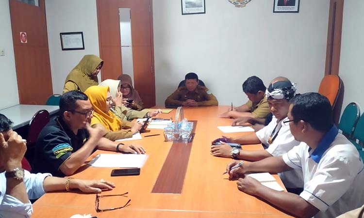 MEDIASI: Disnaker Kota Probolinggo saat memediasi manajemen PT AFU dengan pihak karyawan dan KSPSI, beberapa waktu lalu.