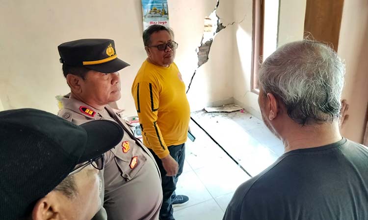 Tim saat meninjau rumah retak imbas tanah bergerak di Cowek, Purwodadi, Pasuruan. Tim Geologi ITS merekomendasikan relokasi. (Rizal Syatori/ Radar Bromo)