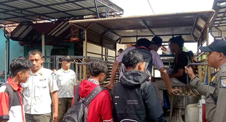 DIAMANKAN: Sejumlah 12 pelajar SMP dan SMA diamankan Satpol PP Kota Probolinggo karena bolos sekolah Kamis (6/2).