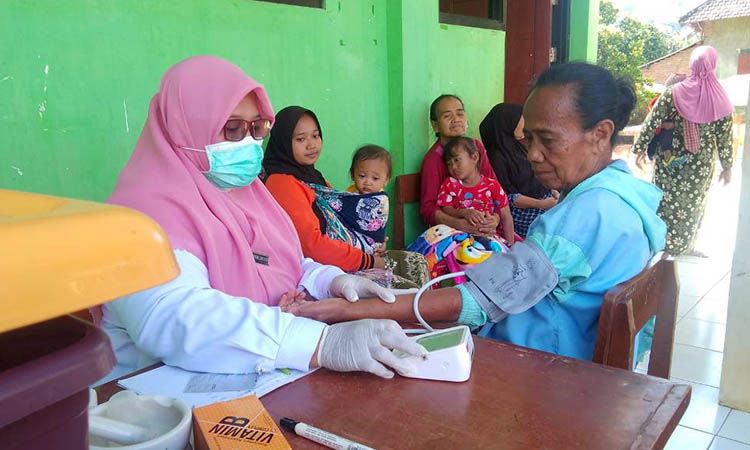 DIPERIKSA: Tim medis dari Puskesmas Purwodadi saat melakukan pemeriksaan kesehatan terhadap para pengungsi Dusun Sempu, Desa Cowek, Kecamatan Purwodadi.