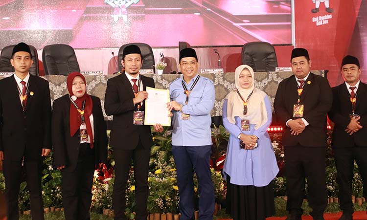 RESMI: Dokter Aminuddin-Ina Buchori (baju biru muda) berpose bareng jajaran komisioner KPU Kota Probolinggo usai ditetapkan sebagai Wali Kota-Wawali Probolinggo terpilih. (Fahreza Nuraga/ Radar Bromo)