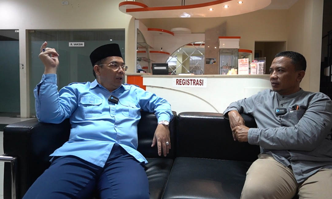 BAHAS RENCANA: Wali Kota Probolinggo terpilih Dokter Aminuddin saat berbincang dengan Direktur Jawa Pos Radar Bromo HA Suyuti, seusai penetapan.