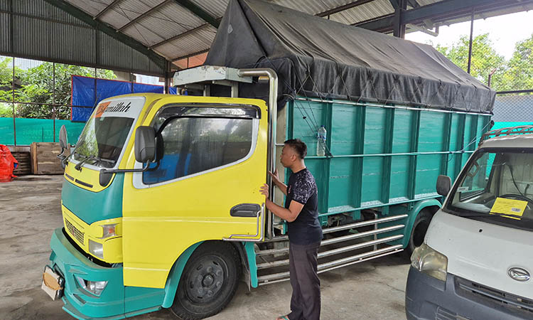 TERAWAT: Barang bukti truk muatan rokok ilegal yang disimpan di Rupbasan Kota Pasuruan. Truk tersebut akan dilelang. Namun, masih menunggu pihak JPU.