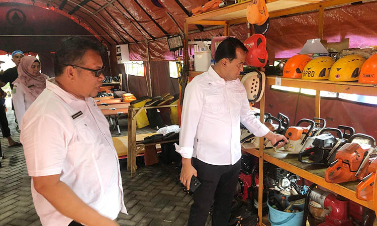 PENGECEKAN: Pj Bupati Pasuruan, Nurkholis saat mengecek bantuan kebencanaan di kantor BPBD Kabupaten Pasuruan.