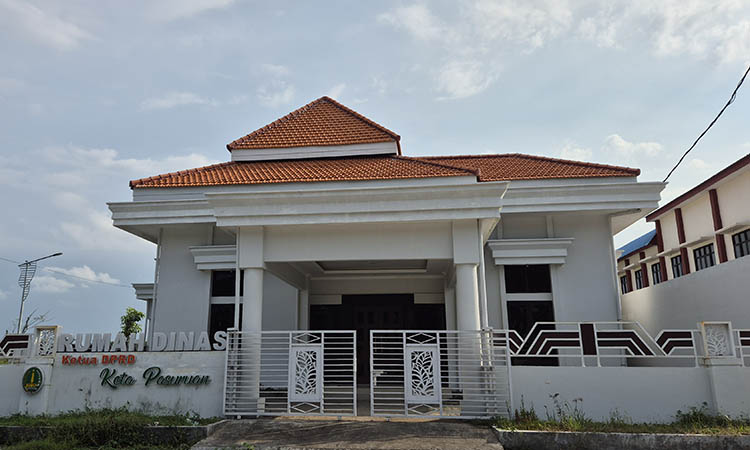 BELUM TERHUNI: Rumdin ketua dewan yang belum ditempati hingga saat ini. Beberapa item ternyata sudah mengalami kerusakan.