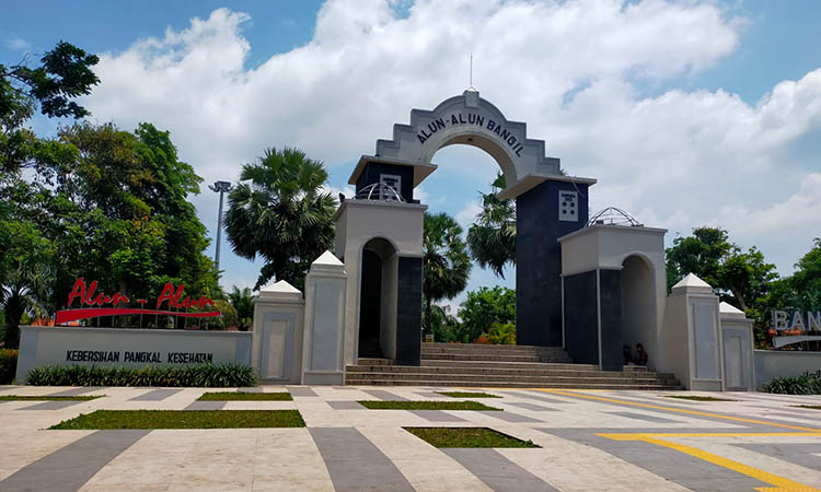 MENAWAN: Revitalisasi Alun-Alun Bangil yang hanya menyentuh bagian luar sisi selatan Alun-Alun Bangil. Tahun ini, Pemkab Pasuruan hanya menyiapkan dana untuk redesign Alun-alun setempat.