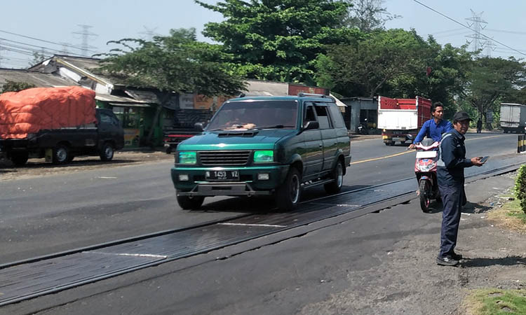 BUTUH PENANGANAN: Perlintasan KA di Jalan Mangkrengan, Desa Sumberagung, Kecamatan Grati, yang perlu mendapatkan penanganan. Selain licin, juga mulai banyak lubang.