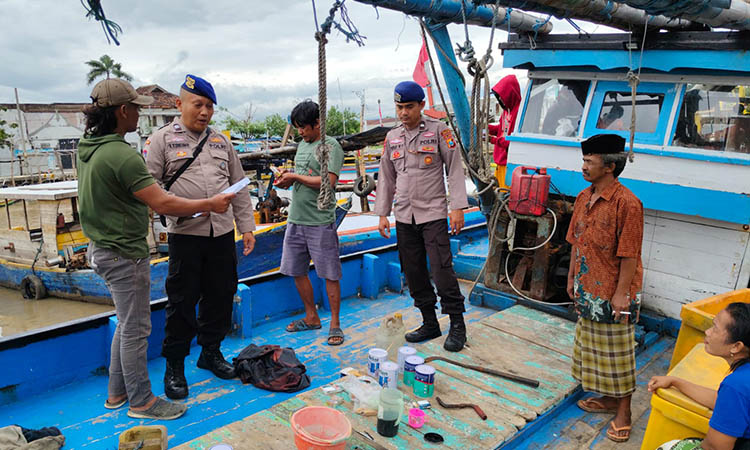 SOSIALISASI: Satpolairud Polres Pasuruan Kota saat melakukan sosialisasi kepada nelayan di Kota Pasuruan. Petugas mengimbau, agar nelayan waspada terhadap angin kencang.