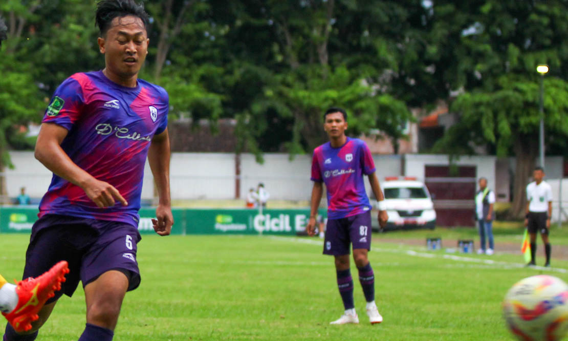 BERAT: Pemain Rans Nusantara FC saat berlaga di Stadion Untung Suropati.