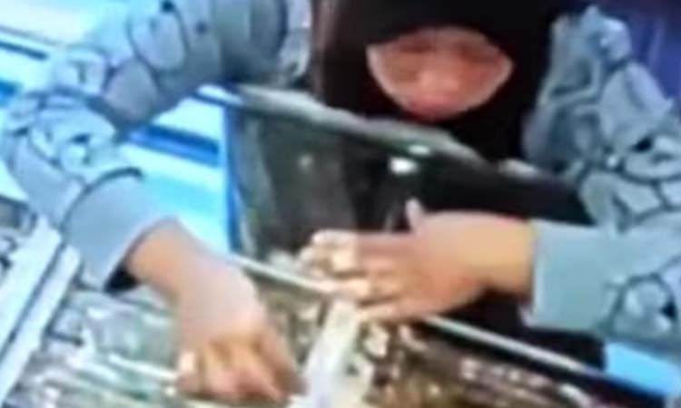 TEREKAM CCTV: Aksi pelaku pencurian di toko emas Bangil, Kabupaten Pasuruan yang terekam CCTV. (CCTV)