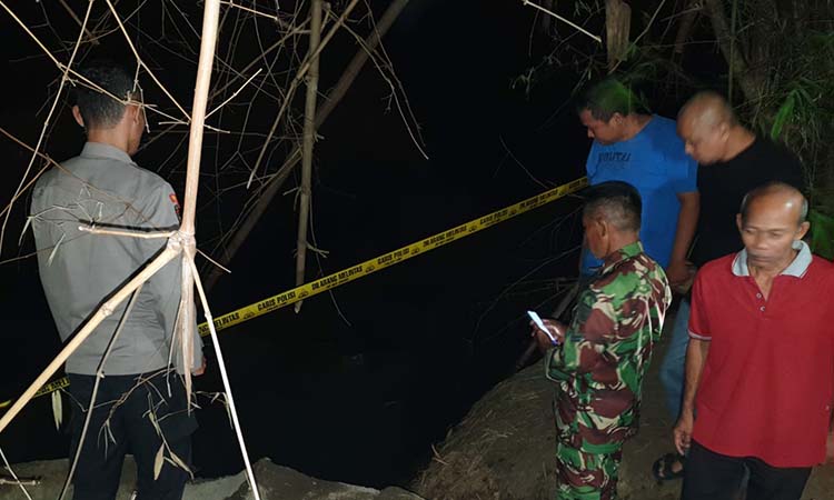 PASANG POLICE LINE: Petugas dan warga saat melakukan olah TKP di lokasi dua balita saudara sepupu tenggelam di Tongas Kulon, Tongas, Kabupaten Probolinggo.