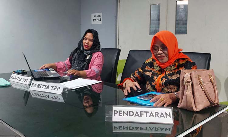 KONSULTASI: Sri Wahyuningsih, salah satu bakal calon yang telah mengambil formulir peryaratan administrasi pendaftaran calon ketua umum KONI Kota Probolinggo datang untuk konsultasi, Kamis (6/2).