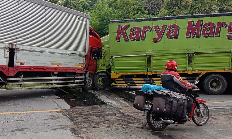 ADU MONCONG: Dua truk tronton yang tabrakan adu moncong di jalan pantura kelokan Bentar, Probolinggo (7/2). (Innayah/ Radar Bromo)
