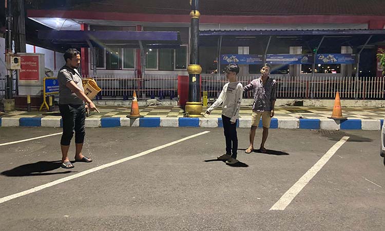 TKP: Lokasi tempat mobil Suzuki Ertiga yang amblas saat diparkir.
