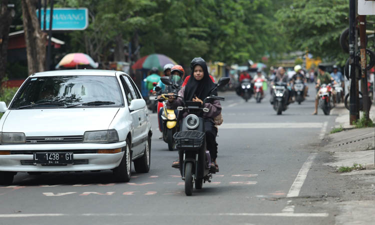 MAKIN BANYAK: Pengendara sepeda listrik saat melintas di jalan raya di Kota&nbsp;Probolinggo.